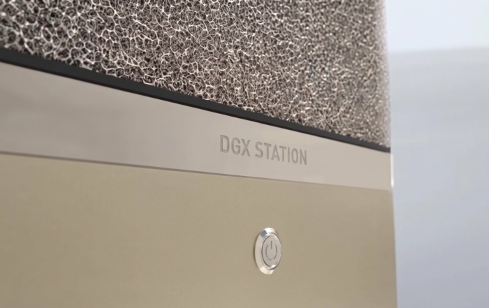 Façade de la NVIDIA DGX Station : marquage DGX STATION et bouton d’alimentation