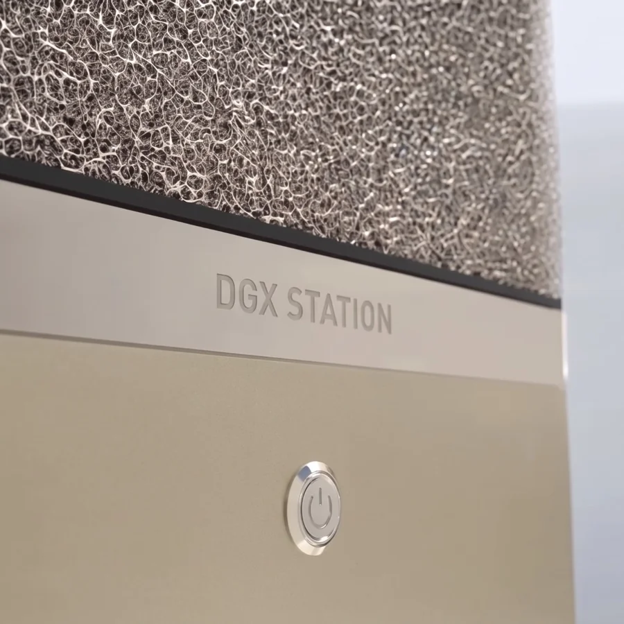 Façade de la NVIDIA DGX Station : marquage DGX STATION et bouton d’alimentation